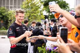 Nico Hulkenberg (GER) Haas F1 Team with fans. 21.09.2024. Formula 1 World Championship, Rd 18, Singapore Grand Prix, Marina Bay Street Circuit, Singapore, Qualifying Day.