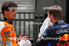 (L to R): Lando Norris (GBR) McLaren with Max Verstappen (NLD) Red Bull Racing in qualifying parc ferme. 21.09.2024. Formula 1 World Championship, Rd 18, Singapore Grand Prix, Marina Bay Street Circuit, Singapore, Qualifying Day.