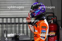 Lando Norris (GBR) McLaren celebrates his pole position in qualifying parc ferme. 21.09.2024. Formula 1 World Championship, Rd 18, Singapore Grand Prix, Marina Bay Street Circuit, Singapore, Qualifying Day.