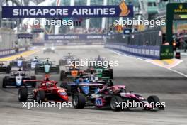 Abbi Pulling (GBR) Rodin Motorsport leads at the start of the race. 21.09.2024. FIA Formula Academy, Rd 5, Race 1, Marina Bay Street Circuit, Singapore, Saturday.