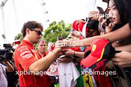 Charles Leclerc (MON) Ferrari with fans. 21.09.2024. Formula 1 World Championship, Rd 18, Singapore Grand Prix, Marina Bay Street Circuit, Singapore, Qualifying Day.