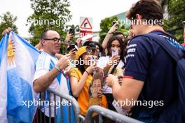 Franco Colapinto (ARG) Williams Racing with fans. 21.09.2024. Formula 1 World Championship, Rd 18, Singapore Grand Prix, Marina Bay Street Circuit, Singapore, Qualifying Day.