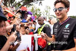 George Russell (GBR) Mercedes AMG F1 with fans. 21.09.2024. Formula 1 World Championship, Rd 18, Singapore Grand Prix, Marina Bay Street Circuit, Singapore, Qualifying Day.