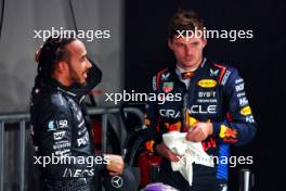 (L to R): Lewis Hamilton (GBR) Mercedes AMG F1 with Max Verstappen (NLD) Red Bull Racing in qualifying parc ferme. 21.09.2024. Formula 1 World Championship, Rd 18, Singapore Grand Prix, Marina Bay Street Circuit, Singapore, Qualifying Day.