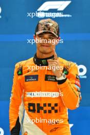 Lando Norris (GBR) McLaren celebrates his pole position in qualifying parc ferme. 21.09.2024. Formula 1 World Championship, Rd 18, Singapore Grand Prix, Marina Bay Street Circuit, Singapore, Qualifying Day.