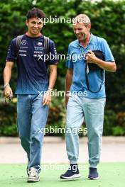 Alex Albon (THA), Williams F1 Team and his dad 21.09.2024. Formula 1 World Championship, Rd 18, Singapore Grand Prix, Marina Bay Street Circuit, Singapore, Qualifying Day.