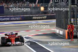 Carlos Sainz Jr (ESP) Ferrari crashed in qualifying - passed by Charles Leclerc (MON) Ferrari. 21.09.2024. Formula 1 World Championship, Rd 18, Singapore Grand Prix, Marina Bay Street Circuit, Singapore, Qualifying Day.