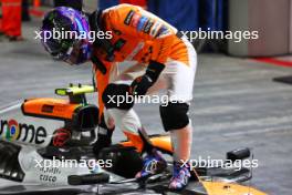 Pole sitter Lando Norris (GBR) McLaren MCL38 in qualifying parc ferme. 21.09.2024. Formula 1 World Championship, Rd 18, Singapore Grand Prix, Marina Bay Street Circuit, Singapore, Qualifying Day.