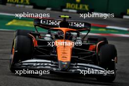 Lando Norris (GBR) McLaren MCL38. 21.09.2024. Formula 1 World Championship, Rd 18, Singapore Grand Prix, Marina Bay Street Circuit, Singapore, Qualifying Day.