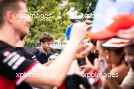 Pierre Gasly (FRA) Alpine F1 Team with fans. 21.09.2024. Formula 1 World Championship, Rd 18, Singapore Grand Prix, Marina Bay Street Circuit, Singapore, Qualifying Day.