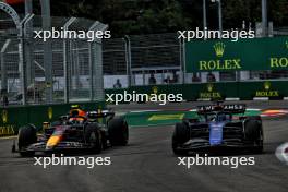 (L to R): Sergio Perez (MEX) Red Bull Racing RB20 and Alexander Albon (THA) Williams Racing FW46. 21.09.2024. Formula 1 World Championship, Rd 18, Singapore Grand Prix, Marina Bay Street Circuit, Singapore, Qualifying Day.