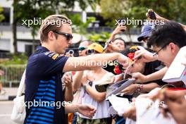 Liam Lawson (NZL) RB Reserve Driver with fans. 21.09.2024. Formula 1 World Championship, Rd 18, Singapore Grand Prix, Marina Bay Street Circuit, Singapore, Qualifying Day.