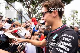 George Russell (GBR) Mercedes AMG F1 with fans. 21.09.2024. Formula 1 World Championship, Rd 18, Singapore Grand Prix, Marina Bay Street Circuit, Singapore, Qualifying Day.