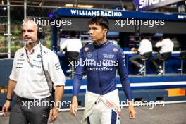 Alexander Albon (THA) Williams Racing with James Urwin (GBR) Williams Racing Race Engineer. 21.09.2024. Formula 1 World Championship, Rd 18, Singapore Grand Prix, Marina Bay Street Circuit, Singapore, Qualifying Day.