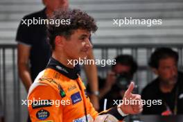 Lando Norris (GBR) McLaren celebrates his pole position in qualifying parc ferme. 21.09.2024. Formula 1 World Championship, Rd 18, Singapore Grand Prix, Marina Bay Street Circuit, Singapore, Qualifying Day.