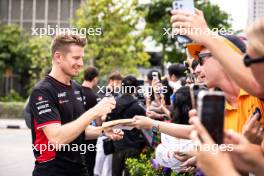 Nico Hulkenberg (GER) Haas F1 Team with fans. 21.09.2024. Formula 1 World Championship, Rd 18, Singapore Grand Prix, Marina Bay Street Circuit, Singapore, Qualifying Day.