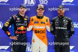 The qualifying top three in parc ferme (L to R): Max Verstappen (NLD) Red Bull Racing, second; Lando Norris (GBR) McLaren, pole position; Lewis Hamilton (GBR) Mercedes AMG F1, third. 21.09.2024. Formula 1 World Championship, Rd 18, Singapore Grand Prix, Marina Bay Street Circuit, Singapore, Qualifying Day.