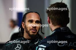 Lewis Hamilton (GBR), Mercedes AMG F1  Max Verstappen (NLD), Red Bull Racing  21.09.2024. Formula 1 World Championship, Rd 18, Singapore Grand Prix, Marina Bay Street Circuit, Singapore, Qualifying Day.