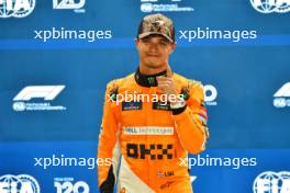 Lando Norris (GBR) McLaren celebrates his pole position in qualifying parc ferme. 21.09.2024. Formula 1 World Championship, Rd 18, Singapore Grand Prix, Marina Bay Street Circuit, Singapore, Qualifying Day.