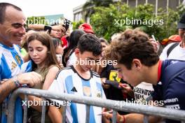 Franco Colapinto (ARG) Williams Racing with fans. 21.09.2024. Formula 1 World Championship, Rd 18, Singapore Grand Prix, Marina Bay Street Circuit, Singapore, Qualifying Day.