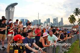 Circuit atmosphere - fans. 21.09.2024. Formula 1 World Championship, Rd 18, Singapore Grand Prix, Marina Bay Street Circuit, Singapore, Qualifying Day.