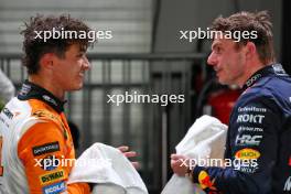 (L to R): Lando Norris (GBR) McLaren with Max Verstappen (NLD) Red Bull Racing in qualifying parc ferme. 21.09.2024. Formula 1 World Championship, Rd 18, Singapore Grand Prix, Marina Bay Street Circuit, Singapore, Qualifying Day.