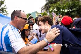 Franco Colapinto (ARG) Williams Racing with fans. 21.09.2024. Formula 1 World Championship, Rd 18, Singapore Grand Prix, Marina Bay Street Circuit, Singapore, Qualifying Day.