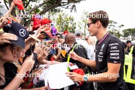 George Russell (GBR) Mercedes AMG F1 with fans. 21.09.2024. Formula 1 World Championship, Rd 18, Singapore Grand Prix, Marina Bay Street Circuit, Singapore, Qualifying Day.