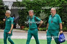 (L to R): Mike Krack (LUX) Aston Martin F1 Team, Team Principal with Andy Stevenson (GBR) Aston Martin F1 Team Manager and Tom McCullough (GBR) Aston Martin F1 Team Performance Director. 21.09.2024. Formula 1 World Championship, Rd 18, Singapore Grand Prix, Marina Bay Street Circuit, Singapore, Qualifying Day.