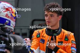 Lando Norris (GBR) McLaren and mvp in qualifying parc ferme. 21.09.2024. Formula 1 World Championship, Rd 18, Singapore Grand Prix, Marina Bay Street Circuit, Singapore, Qualifying Day.