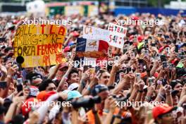 Alpine fans 21.09.2024. Formula 1 World Championship, Rd 18, Singapore Grand Prix, Marina Bay Street Circuit, Singapore, Qualifying Day.