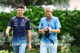 Alex Albon (THA), Williams F1 Team and his dad 21.09.2024. Formula 1 World Championship, Rd 18, Singapore Grand Prix, Marina Bay Street Circuit, Singapore, Qualifying Day.