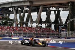 Sergio Perez (MEX) Red Bull Racing RB20. 21.09.2024. Formula 1 World Championship, Rd 18, Singapore Grand Prix, Marina Bay Street Circuit, Singapore, Qualifying Day.