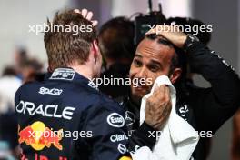 Max Verstappen (NLD), Red Bull Racing and Lewis Hamilton (GBR), Mercedes AMG F1   21.09.2024. Formula 1 World Championship, Rd 18, Singapore Grand Prix, Marina Bay Street Circuit, Singapore, Qualifying Day.