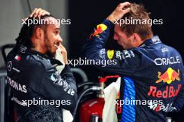 (L to R): Lewis Hamilton (GBR) Mercedes AMG F1 with Max Verstappen (NLD) Red Bull Racing in qualifying parc ferme. 21.09.2024. Formula 1 World Championship, Rd 18, Singapore Grand Prix, Marina Bay Street Circuit, Singapore, Qualifying Day.