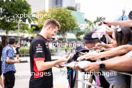 Nico Hulkenberg (GER) Haas F1 Team with fans. 21.09.2024. Formula 1 World Championship, Rd 18, Singapore Grand Prix, Marina Bay Street Circuit, Singapore, Qualifying Day.