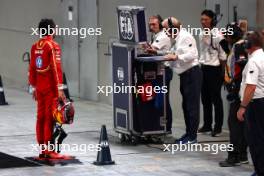 Carlos Sainz Jr (ESP) Ferrari after crashing in qualifying. 21.09.2024. Formula 1 World Championship, Rd 18, Singapore Grand Prix, Marina Bay Street Circuit, Singapore, Qualifying Day.