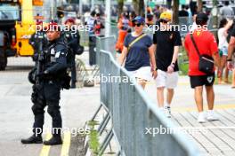 Circuit atmosphere - security. 21.09.2024. Formula 1 World Championship, Rd 18, Singapore Grand Prix, Marina Bay Street Circuit, Singapore, Qualifying Day.