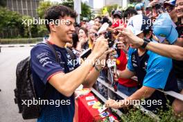 Alexander Albon (THA) Williams Racing with fans. 21.09.2024. Formula 1 World Championship, Rd 18, Singapore Grand Prix, Marina Bay Street Circuit, Singapore, Qualifying Day.