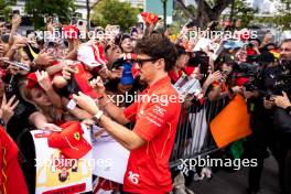 Charles Leclerc (MON) Ferrari with fans. 21.09.2024. Formula 1 World Championship, Rd 18, Singapore Grand Prix, Marina Bay Street Circuit, Singapore, Qualifying Day.