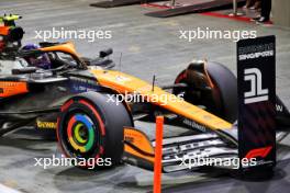 Pole sitter Lando Norris (GBR) McLaren MCL38 in qualifying parc ferme. 21.09.2024. Formula 1 World Championship, Rd 18, Singapore Grand Prix, Marina Bay Street Circuit, Singapore, Qualifying Day.