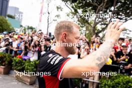 Kevin Magnussen (DEN) Haas F1 Team with fans. 21.09.2024. Formula 1 World Championship, Rd 18, Singapore Grand Prix, Marina Bay Street Circuit, Singapore, Qualifying Day.