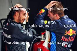 (L to R): Lewis Hamilton (GBR) Mercedes AMG F1 with Max Verstappen (NLD) Red Bull Racing in qualifying parc ferme. 21.09.2024. Formula 1 World Championship, Rd 18, Singapore Grand Prix, Marina Bay Street Circuit, Singapore, Qualifying Day.