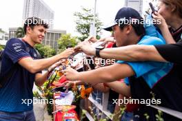 Alexander Albon (THA) Williams Racing with fans. 21.09.2024. Formula 1 World Championship, Rd 18, Singapore Grand Prix, Marina Bay Street Circuit, Singapore, Qualifying Day.