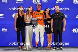 Lando Norris (GBR) McLaren is presented the Pirelli Pole Position Award by The Corrs. 21.09.2024. Formula 1 World Championship, Rd 18, Singapore Grand Prix, Marina Bay Street Circuit, Singapore, Qualifying Day.