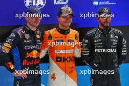 The qualifying top three in parc ferme (L to R): Max Verstappen (NLD) Red Bull Racing, second; Lando Norris (GBR) McLaren, pole position; Lewis Hamilton (GBR) Mercedes AMG F1, third. 21.09.2024. Formula 1 World Championship, Rd 18, Singapore Grand Prix, Marina Bay Street Circuit, Singapore, Qualifying Day.