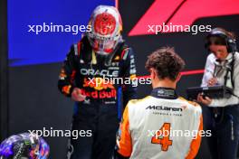 Lando Norris (GBR) McLaren and Max Verstappen (NLD) Red Bull Racing in qualifying parc ferme. 21.09.2024. Formula 1 World Championship, Rd 18, Singapore Grand Prix, Marina Bay Street Circuit, Singapore, Qualifying Day.