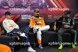 (L to R): Max Verstappen (NLD) Red Bull Racing; Lando Norris (GBR) McLaren; and Lewis Hamilton (GBR) Mercedes AMG F1, in the FIA Press Conference. 21.09.2024. Formula 1 World Championship, Rd 18, Singapore Grand Prix, Marina Bay Street Circuit, Singapore, Qualifying Day.