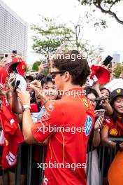 Charles Leclerc (MON) Ferrari with fans. 21.09.2024. Formula 1 World Championship, Rd 18, Singapore Grand Prix, Marina Bay Street Circuit, Singapore, Qualifying Day.