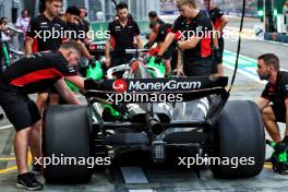 Kevin Magnussen (DEN) Haas VF-24 in the pits. 21.09.2024. Formula 1 World Championship, Rd 18, Singapore Grand Prix, Marina Bay Street Circuit, Singapore, Qualifying Day.